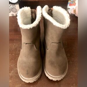Carter’s winter boot with faux fur lining. Toddler size 7.